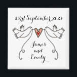 Persoonlijke Witte Doves Wedding Magnet Favor<br><div class="desc">Een illustratie van twee prachtige duinen die een stromend lint vasthouden met een liefdeshart bevestigd</div>
