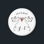Persoonlijke Witte Doves Wedding Magnet Favor<br><div class="desc">Een illustratie van twee prachtige duinen die een stromend lint vasthouden met een liefdeshart bevestigd.</div>