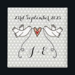 Persoonlijke Witte Doves Wedding Magnet Favor<br><div class="desc">Een illustratie van twee prachtige duinen die een stromend lint vasthouden met een liefdeshart bevestigd</div>
