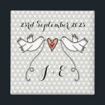 Persoonlijke Witte Doves Wedding Magnet Favor<br><div class="desc">Een illustratie van twee prachtige duinen die een stromend lint vasthouden met een liefdeshart bevestigd</div>