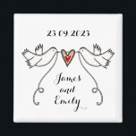 Persoonlijke Witte Doves Wedding Magnet Favor<br><div class="desc">Een illustratie van twee prachtige duinen die een stromend lint vasthouden met een liefdeshart bevestigd</div>