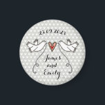 Persoonlijke Witte Doves Wedding Magnet Favor<br><div class="desc">Een illustratie van twee prachtige duinen die een stromend lint vasthouden met een liefdeshart bevestigd.</div>