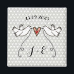 Persoonlijke Witte Doves Wedding Magnet Favor<br><div class="desc">Een illustratie van twee prachtige duinen die een stromend lint vasthouden met een liefdeshart bevestigd</div>