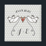 Persoonlijke Witte Doves Wedding Magnet Favor<br><div class="desc">Een illustratie van twee prachtige duinen die een stromend lint vasthouden met een liefdeshart bevestigd</div>