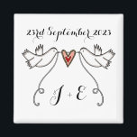 Persoonlijke Witte Doves Wedding Magnet Favor<br><div class="desc">Een illustratie van twee prachtige duinen die een stromend lint vasthouden met een liefdeshart bevestigd</div>