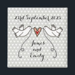Persoonlijke Witte Doves Wedding Magnet Favor<br><div class="desc">Een illustratie van twee prachtige duinen die een stromend lint vasthouden met een liefdeshart bevestigd</div>