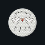Persoonlijke Witte Doves Wedding Magnet Favor<br><div class="desc">Een illustratie van twee prachtige duinen die een stromend lint vasthouden met een liefdeshart bevestigd.</div>