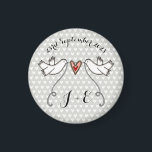 Persoonlijke Witte Doves Wedding Magnet Favor<br><div class="desc">Een illustratie van twee prachtige duinen die een stromend lint vasthouden met een liefdeshart bevestigd.</div>