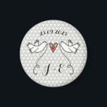 Persoonlijke Witte Doves Wedding Magnet Favor<br><div class="desc">Een illustratie van twee prachtige duinen die een stromend lint vasthouden met een liefdeshart bevestigd.</div>
