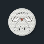 Persoonlijke Witte Doves Wedding Magnet Favor<br><div class="desc">Een illustratie van twee prachtige duinen die een stromend lint vasthouden met een liefdeshart bevestigd.</div>
