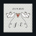 Persoonlijke Witte Doves Wedding Magnet Favor<br><div class="desc">Een illustratie van twee prachtige duinen die een stromend lint vasthouden met een liefdeshart bevestigd</div>