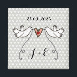 Persoonlijke Witte Doves Wedding Magnet Favor<br><div class="desc">Een illustratie van twee prachtige duinen die een stromend lint vasthouden met een liefdeshart bevestigd</div>
