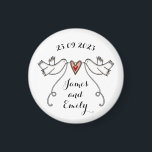 Persoonlijke Witte Doves Wedding Magnet Favor<br><div class="desc">Een illustratie van twee prachtige duinen die een stromend lint vasthouden met een liefdeshart bevestigd.</div>