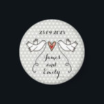 Persoonlijke Witte Doves Wedding Magnet Favor<br><div class="desc">Een illustratie van twee prachtige duinen die een stromend lint vasthouden met een liefdeshart bevestigd.</div>