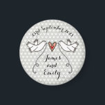 Persoonlijke Witte Doves Wedding Magnet Favor<br><div class="desc">Een illustratie van twee prachtige duinen die een stromend lint vasthouden met een liefdeshart bevestigd.</div>