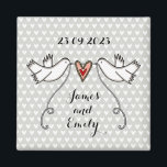 Persoonlijke Witte Doves Wedding Magnet Favor<br><div class="desc">Een illustratie van twee prachtige duinen die een stromend lint vasthouden met een liefdeshart bevestigd</div>