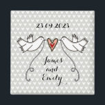 Persoonlijke Witte Doves Wedding Magnet Favor<br><div class="desc">Een illustratie van twee prachtige duinen die een stromend lint vasthouden met een liefdeshart bevestigd</div>