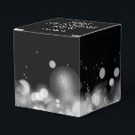 Persoonlijke witte en zwarte Bokeh Bedankdoosjes<br><div class="desc">Bedank gasten met gunsten in deze elegante zwarte en witte bokeh onscherpe lichtjes 2" vierkante gunstdozen. Perfect voor verjaardag, jubileum, bruiloft, oud en nieuw vieringen of elke speciale gelegenheid. OVEReenkomstige items in onze winkel.</div>