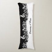 Persoonlijke witte joumloge muzieknotities op zwar lichaamskussen (Voorkant Verticaal)