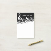 Persoonlijke witte joumloge muzieknotities op zwar post-it® notes (Op bureau)