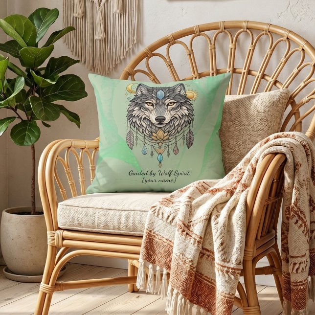 Persoonlijke Wolf Geest Salie Groene Boho  Kussen (Personalized wolf spirit sage green boho throw pillow, mystical tribal wolf home décor cushion)