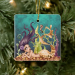 Persoonlijke zeemeermin en zeepaardje onder het Ze Keramisch Ornament<br><div class="desc">Dit kerstboomornament is voorzien van een mooie zeemeermin en haar vriend. Ze staan onder het zee en genieten van hun dag omgeven door zeewier en prachtig blauw groen water. Het kan worden gepersonaliseerd met een naam,  datum of om het even welke tekst die u wenst toe te voegen. -</div>