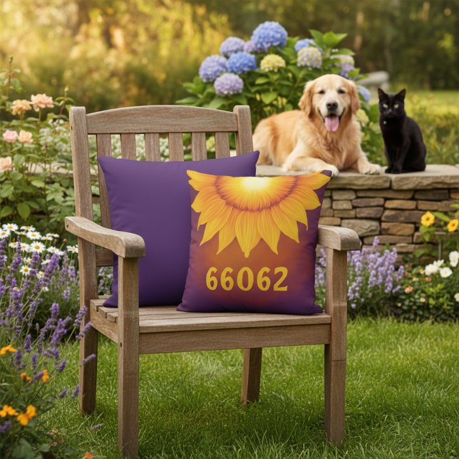 Persoonlijke zip-code - zonnebloempitering buitenkussen (Personalized zip code and sunflower outdoor throw pillow.)