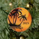 Persoonlijke zonnebank- en palmbomen Tropisch stra Keramisch Ornament<br><div class="desc">Gepersonaliseerde zonsondergang Tropisch strand en palmbomen kerstversiering.</div>