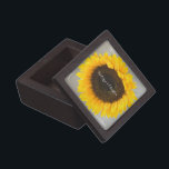 Persoonlijke zonnebloem premium decoratiedoosje<br><div class="desc">Gepersonaliseerde Zonnebloem Gift Keepsake Trinket Box. Perfect om al die kleine schatten in of een plek om sieraden te houden tijdens het werken.</div>