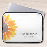 Persoonlijke Zonnebloem Yoga-instructeur Laptop Sleeve<br><div class="desc">Deze laptophoes met bloemen is versierd met een waterverf gele zonnebloem. 
Makkelijk aanpasbaar.
Originele Waterverf © Michele Davies.</div>