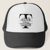 Persoonlijke Zwarte Bloem Initiale Letter Monogram Trucker Pet (Voorkant)