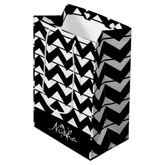 Persoonlijke Zwarte en Witte Chevron Streep Medium Cadeauzakje (Voorkant Gekanteld)