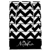 Persoonlijke Zwarte en Witte Chevron Streep Medium Cadeauzakje (Voorkant)