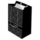 Persoonlijke Zwarte Gotische Schedel en Spinnenweb Medium Cadeauzakje (Voorkant Gekanteld)