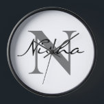 Persoonlijke zwarte grijze monogram<br><div class="desc">Gepersonaliseerde Black Grey Monogram Name Clock. Creëer Uw eigen monogram Initiaal Name Clock voor zelf of als cadeau voor familie of vrienden. Voeg eenvoudig de naam van jezelf of die van een geliefde toe om een gedenkwaardige verjaardag, Housewarming of een afstuderen cadeau te maken voor moeder, oma, zus, dochter, nicht...</div>