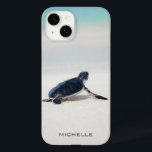 Persoonsnaam van tarwestratie | NATUUR Case-Mate iPhone 14 Hoesje<br><div class="desc">Dit ontwerp is voorzien van een baby schildpad waardoor het naar de oceaan gaat nadat het geboren is. Personaliseer door de tekst in het tekstvakje uit te geven of tekst voor geen naam te schrappen. #schildpad #sealife #oceaan #seaturtle #leatherback #strand #sealife #personalized #iPhonecase</div>