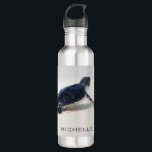 Persoonsnaam van tarwestratie | NATUUR Waterfles<br><div class="desc">Dit ontwerp toont een baby schildpad die na zijn geboorte de weg naar de oceaan maakt. Personaliseer door de tekst in het tekstvak te bewerken of tekst zonder naam te verwijderen. #turtle #sealife #ocean #seaturtle #leatherback #beach #sealife #personalized #name #kitchen #waterbottles #drinkware #gifts #addyourname</div>