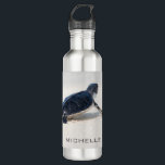 Persoonsnaam van tarwestratie | NATUUR Waterfles<br><div class="desc">Dit ontwerp toont een baby schildpad die na zijn geboorte de weg naar de oceaan maakt. Personaliseer door de tekst in het tekstvak te bewerken of tekst zonder naam te verwijderen. #turtle #sealife #ocean #seaturtle #leatherback #beach #sealife #personalized #name #kitchen #waterbottles #drinkware #gifts #addyourname</div>