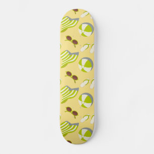 Perspatrooster met zonnebrillen en zonnezonnepanel persoonlijk skateboard