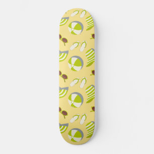 Perspatrooster met zonnebrillen en zonnezonnepanel persoonlijk skateboard