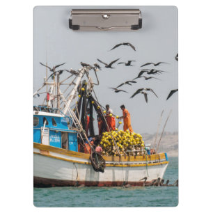 Peru, Los Organos. Vissersboot in Los Organos Klembord