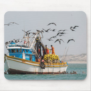 Peru, Los Organos. Vissersboot in Los Organos Muismat