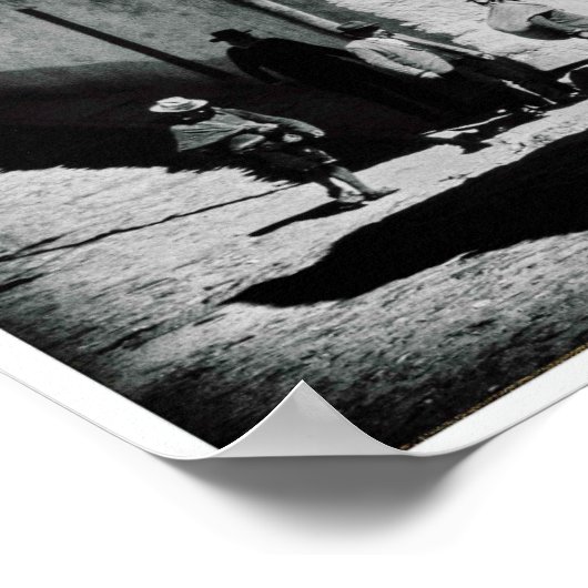 Peru-Mannen lopen door het straatzwart-wit Poster (Hoek)