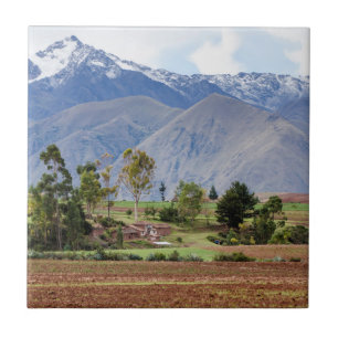Peru, Maras. Landschap boven de Heilige Vallei Tegeltje