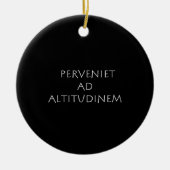 Perveniet en altitudinem keramisch ornament (Voorkant)
