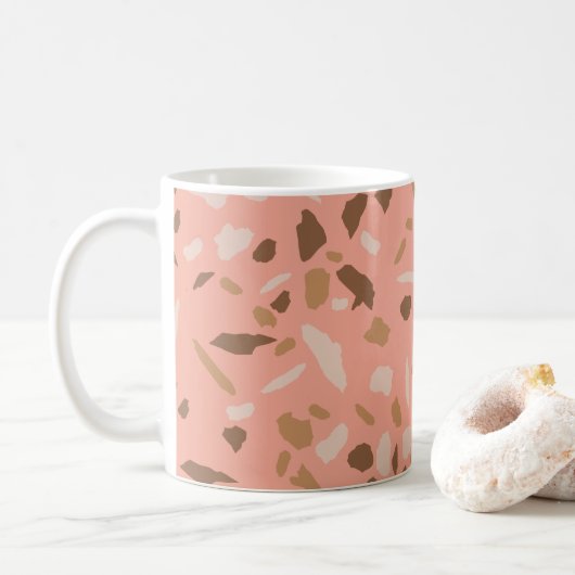 Perzik Beige Bruin Terrazzo Marmer Patroon Koffiemok (Met donut)