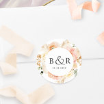 Perzik, Blush, Champagne Wedding Envelope / Favor Ronde Sticker<br><div class="desc">Elegant monogrammed bruiloftsenvelop verzegelt of bevoordeelt sticker met prachtige waterverf florale details in een prachtige mix van perzik, oranje, wazige roze, crème en champagnekleurige tinten. Midden in wit met initialen en tweede tekstlijn in zwarte tinten. Ook beschikbaar met tekst in gouden tonen. Twee grootteopties en verscheidene vormopties om van te...</div>