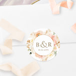 Perzik, Blush en Gold Wedding Envelope / Favor Ronde Sticker<br><div class="desc">Elegant monogrammed bruiloftsenvelop verzegelt of bevoordeelt sticker met prachtige waterverf florale details in een prachtige mix van perzik, oranje, wazige roze, crème en champagnekleurige tinten. Midden in wit met initialen en tweede tekstlijn in gouden tinten. Twee grootteopties en verscheidene vormopties om van te kiezen. De de tekstlijn van de bodem...</div>