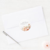 Perzik Boho Bloemachtige Bruiloftsuitnodiging Ronde Sticker (Envelop)