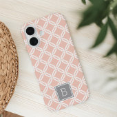 Perzik en grijs rasterpatroon monogram iPhone 16 hoesje